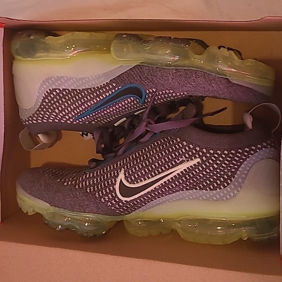 Sneakers - Picture 5 of 5